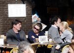 Amsterdam 5 maart 2013
Twan Huys met vrouw en een kennis op terras.
Peter Smulders bv