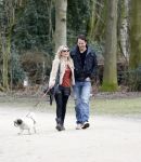 Amsterdam 17 maart 2013
Vivian Reijs en haar nieuwe vriend Hidde de Vries met de hond in het sarphatipark.
Peter Smulders bv