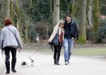 Amsterdam 17 maart 2013
Vivian Reijs en haar nieuwe vriend Hidde de Vries met de hond in het sarphatipark.
Peter Smulders bv