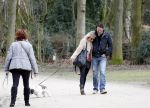 Amsterdam 17 maart 2013
Vivian Reijs en haar nieuwe vriend Hidde de Vries met de hond in het sarphatipark.
Peter Smulders bv