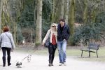 Amsterdam 17 maart 2013
Vivian Reijs en haar nieuwe vriend Hidde de Vries met de hond in het sarphatipark.
Peter Smulders bv