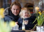 Amsterdam 13 maart 2013
Wesly Bronkhorst met zijn dochter op terras bij joffers.
Peter Smulders bv