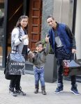 Amsterdam 5 maart 2013
Yes-R met vrouw en zoon op de pc hooftstraat.
Peter Smulders bv