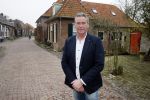 Bronkhorst 12 februari 2015
Presentatie boek Boer Jos en zijn vrouw Dycke.
Harm Edens reikt het uit