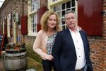 Bronkhorst 12 februari 2015
Presentatie boek Boer Jos en zijn vrouw Dycke.
Harm Edens reikt het uit