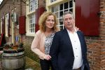 Bronkhorst 12 februari 2015
Presentatie boek Boer Jos en zijn vrouw Dycke.
Harm Edens reikt het uit