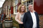 Bronkhorst 12 februari 2015
Presentatie boek Boer Jos en zijn vrouw Dycke.
Harm Edens reikt het uit