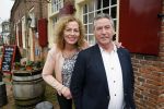 Bronkhorst 12 februari 2015
Presentatie boek Boer Jos en zijn vrouw Dycke.
Harm Edens reikt het uit