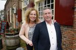 Bronkhorst 12 februari 2015
Presentatie boek Boer Jos en zijn vrouw Dycke.
Harm Edens reikt het uit