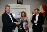 Bronkhorst 12 februari 2015
Presentatie boek Boer Jos en zijn vrouw Dycke.
Harm Edens reikt het uit