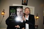 Bronkhorst 12 februari 2015
Presentatie boek Boer Jos en zijn vrouw Dycke.
Harm Edens reikt het uit