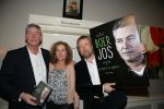 Bronkhorst 12 februari 2015
Presentatie boek Boer Jos en zijn vrouw Dycke.
Harm Edens reikt het uit