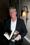 Bronkhorst 12 februari 2015
Presentatie boek Boer Jos en zijn vrouw Dycke.
Harm Edens reikt het uit