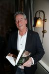 Bronkhorst 12 februari 2015
Presentatie boek Boer Jos en zijn vrouw Dycke.
Harm Edens reikt het uit