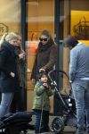 Amsterdam 16 februari 2015
Doutzen Kroes met  zoon phyllon en een vriendin op de pc hooftstraat