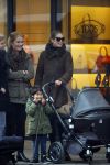 Amsterdam 16 februari 2015
Doutzen Kroes met  zoon phyllon en een vriendin op de pc hooftstraat