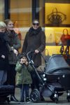 Amsterdam 16 februari 2015
Doutzen Kroes met  zoon phyllon en een vriendin op de pc hooftstraat