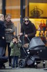Amsterdam 16 februari 2015
Doutzen Kroes met  zoon phyllon en een vriendin op de pc hooftstraat