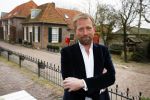 Bronkhorst 12 februari 2015
Presentatie boek Boer Jos en zijn vrouw Dycke.
Harm Edens reikt het uit