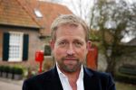 Bronkhorst 12 februari 2015
Presentatie boek Boer Jos en zijn vrouw Dycke.
Harm Edens reikt het uit