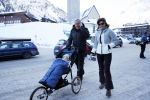 Lech 23 februari 2015
Harry Mens en zijn ex vrouw Suze Mens achter de kinderwagen met hun kleinkind in Lech