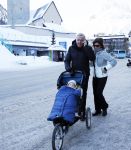 Lech 23 februari 2015
Harry Mens en zijn ex vrouw Suze Mens achter de kinderwagen met hun kleinkind in Lech