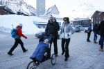 Lech 23 februari 2015
Harry Mens en zijn ex vrouw Suze Mens achter de kinderwagen met hun kleinkind in Lech