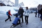 Lech 23 februari 2015
Harry Mens en zijn ex vrouw Suze Mens achter de kinderwagen met hun kleinkind in Lech