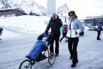 Lech 23 februari 2015
Harry Mens en zijn ex vrouw Suze Mens achter de kinderwagen met hun kleinkind in Lech