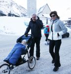 Lech 23 februari 2015
Harry Mens en zijn ex vrouw Suze Mens achter de kinderwagen met hun kleinkind in Lech