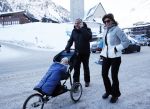 Lech 23 februari 2015
Harry Mens en zijn ex vrouw Suze Mens achter de kinderwagen met hun kleinkind in Lech