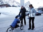 Lech 23 februari 2015
Harry Mens en zijn ex vrouw Suze Mens achter de kinderwagen met hun kleinkind in Lech