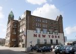 Rotterdam 1 maart 2015
Madonna en vriend Timo Scheffers hebben een penthouse gekocht in het nieuwe gebouw de Rotterdam naast Hotel New York in . Madonna wil vanaf hier met haar prive vliegtuig haar tour gaan maken. Het Penthouse is 750m2 met een dakterras van 70m2