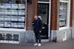 Amsterdam 17 februari 2015
Jeroen v Koningsbrugge met gsm / mobieltje op straat