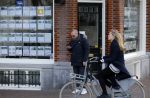Amsterdam 17 februari 2015
Jeroen v Koningsbrugge met gsm / mobieltje op straat