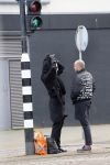 Amsterdam 2 maart 2015
Jette v d Meij met een vriend op straat in Amsterdam.