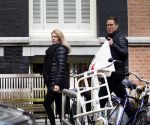 Amsterdam 17 februari 2015
Niklas Moisander met zijn zwangere vrouw/vriendin in amsterdam zuid.