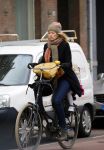 Amsterdam 4 maart 2015   
Susan Smit met dochter op de fiets.