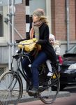 Amsterdam 4 maart 2015   
Susan Smit met dochter op de fiets.