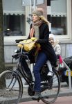 Amsterdam 4 maart 2015   
Susan Smit met dochter op de fiets.