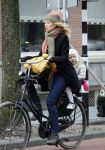 Amsterdam 4 maart 2015   
Susan Smit met dochter op de fiets.