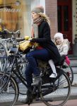 Amsterdam 4 maart 2015   
Susan Smit met dochter op de fiets.