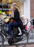 Amsterdam 4 maart 2015   
Susan Smit met dochter op de fiets.