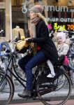 Amsterdam 4 maart 2015   
Susan Smit met dochter op de fiets.