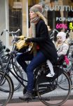 Amsterdam 4 maart 2015   
Susan Smit met dochter op de fiets.