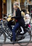 Amsterdam 4 maart 2015   
Susan Smit met dochter op de fiets.