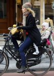 Amsterdam 4 maart 2015   
Susan Smit met dochter op de fiets.