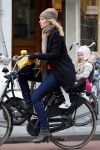Amsterdam 4 maart 2015   
Susan Smit met dochter op de fiets.