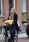Amsterdam 4 maart 2015   
Susan Smit met dochter op de fiets.