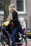 Amsterdam 4 maart 2015   
Susan Smit met dochter op de fiets.